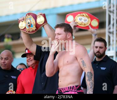 Las Vegas, Stati Uniti. 06th maggio 2022. LAS VEGAS, NV - MAGGIO 6: Boxer Canelo Álvarez si pone durante il peso ufficiale per il suo bout contro Dmitry Bivol alla T-Mobile Arena il 7 maggio 2022 a Las Vegas, Nevada.(Photo by Alejandro Salazar/PxImages) Credit: PX Images/Alamy Live News Foto Stock