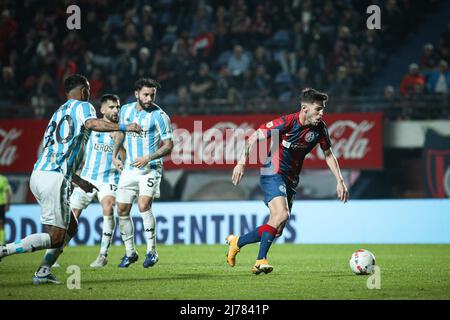 Agustin Martegani (R) di San Lorenzo visto in azione durante una partita tra San Lorenzo (ARG) vs Racing Club (ARG) come parte di Fecha 14 - Liga Profesional de Futbol all'Estadio Pedro Bidegain di Buenos Aires. Punteggio finale: San Lorenzo 1 - 1 Racing Club Foto Stock