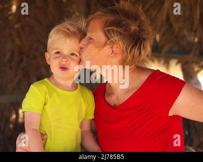 mutter küsst sohn Foto Stock