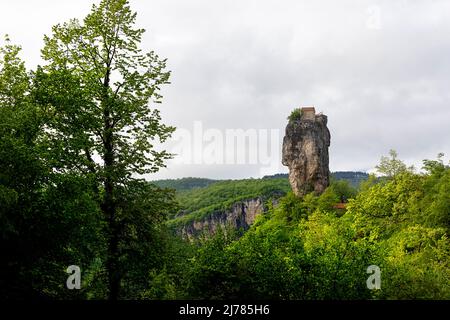 Georgia, Caucaso, regione di Imereti, chiesa a colonna di Katskhi, monastero dell'uomo vicino al villaggio di Katskhi. Foto Stock