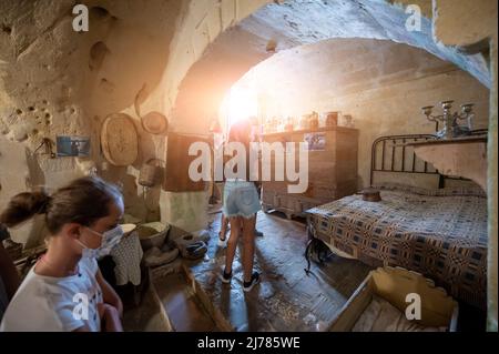 Matera, Basilicata, Italia. Agosto 2021. Vista interna di una delle case tipiche scavate nella roccia. Oggi sono musei aperti al pubblico, Foto Stock