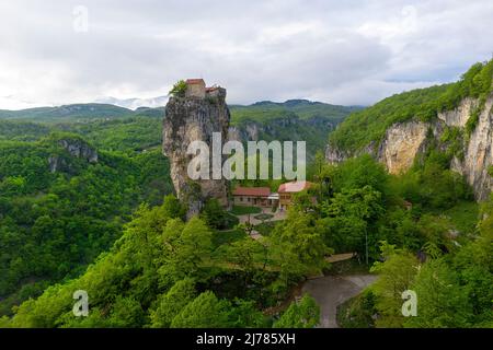 Georgia, Caucaso, regione di Imereti, chiesa a colonna di Katskhi, monastero dell'uomo vicino al villaggio di Katskhi. Foto Stock