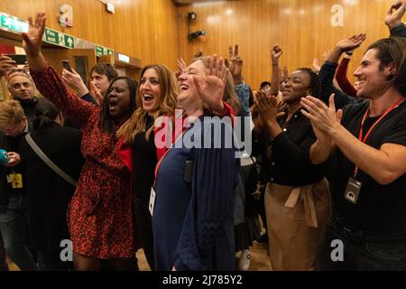 Wandsworth, Londra sud-occidentale, Regno Unito. 6th maggio 2022. I consiglieri del lavoro e gli attivisti, tra cui il deputato del dottor Rosena Allin-Khan, celebrano come candidato laburista Simon Hogg vince la sede del consiglio di Wandsworth davanti a Ravi Govindia, Consiglio conservatore, la prima volta che il consiglio di Wandsworth è stato tenuto dai laburisti in 40 anni. Credit: Jeff Gilbert/Alamy Live News Foto Stock