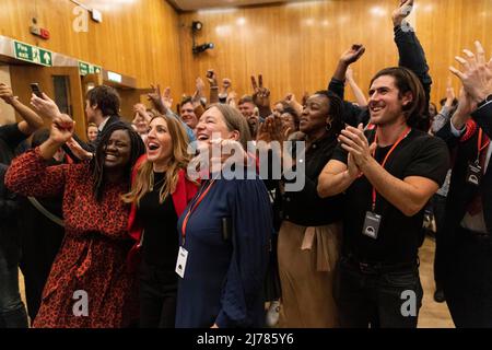 Wandsworth, Londra sud-occidentale, Regno Unito. 6th maggio 2022. I consiglieri del lavoro e gli attivisti, tra cui il deputato del dottor Rosena Allin-Khan, celebrano come candidato laburista Simon Hogg vince la sede del consiglio di Wandsworth davanti a Ravi Govindia, Consiglio conservatore, la prima volta che il consiglio di Wandsworth è stato tenuto dai laburisti in 40 anni. Credit: Jeff Gilbert/Alamy Live News Foto Stock