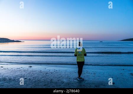 Fountainstown, Cork, Irlanda. 07th maggio 2022. Susan Welch di Ballypheane guarda e attende i nuotatori che prendono parte all'evento Darkness into Light Swim che raccoglie fondi per la Pieta House a Fountainstown, Co. Cork, Irlanda. - Credit; David Creedon / Alamy Live News Foto Stock