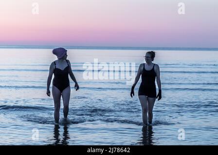 Fountainstown, Cork, Irlanda. 07th maggio 2022. Anne o' Keeffe e Lisa Walsh frm Crosshaven dopo l'alba nuotano per l'evento Darkness in Light che raccoglie fondi per Pieta House a Fountainstown, Co. Cork, Irlanda. - Credit; David Creedon / Alamy Live News Foto Stock