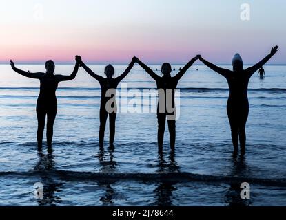 Fountainstown, Cork, Irlanda. 07th maggio 2022. Derry McCarthy, Meg MCarthy, Fiona o'Connell e Caitroina poco dopo l'alba nuotano per l'evento Darkness in Light che raccoglie fondi per Pieta House a Fountainstown, Co. Cork, Irlanda. - Credit; David Creedon / Alamy Live News Foto Stock