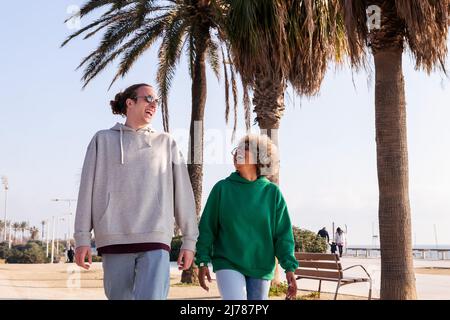 giovane coppia ridendo divertente mentre si fa una passeggiata Foto Stock