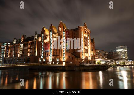 Serata all'International Maritime Museum e al complesso eventi Kaispeicher B in Koreastrasse, Ponte di Leon (a sinistra), storico porto di Hafen City, Amburgo Foto Stock