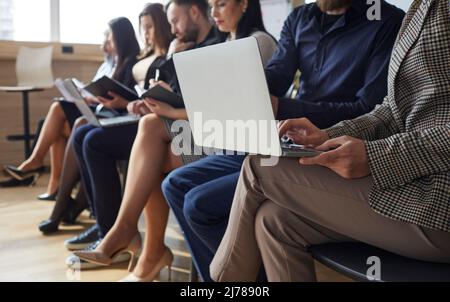 Persone d'affari o dipendenti aziendali che lavorano in ufficio e lavorano su computer portatili Foto Stock