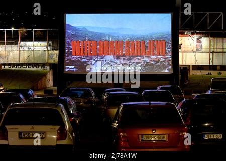 (220507) -- SARAJEVO, 7 maggio 2022 (Xinhua) -- la gente guarda il film Valter (Walter) difende Sarajevo in un drive-in cinema a Sarajevo, Bosnia-Erzegovina (BiH) il 6 maggio 2022. Sarajevo capitale bosniaca ha fatto il suo culto WWII film Valter (Walter) difende Sarajevo di nuovo al pubblico organizzando una proiezione gratuita in un drive-in cinema il Venerdì, una mossa che segna il 50th ° anniversario di questo film un tempo popolare mondiale. (Foto di Nedim Grabovica/Xinhua) Foto Stock