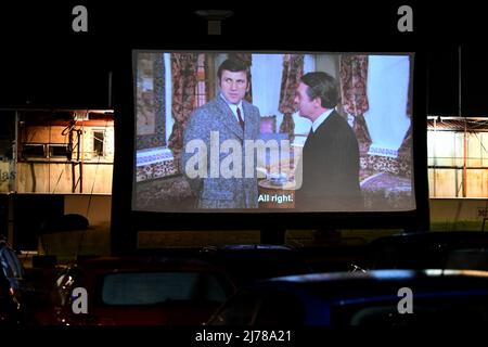 (220507) -- SARAJEVO, 7 maggio 2022 (Xinhua) -- Una scena del film Valter (Walter) difende Sarajevo è visto in un drive-in cinema a Sarajevo, Bosnia-Erzegovina (BiH) il 6 maggio 2022. Sarajevo capitale bosniaca ha fatto il suo culto WWII film Valter (Walter) difende Sarajevo di nuovo al pubblico organizzando una proiezione gratuita in un drive-in cinema il Venerdì, una mossa che segna il 50th ° anniversario di questo film un tempo popolare mondiale. (Foto di Nedim Grabovica/Xinhua) Foto Stock