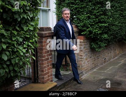 07/05/2022. Londra, Regno Unito. Il leader del lavoro KEIR STARMER lascia la sua casa a Londra questa mattina (sabato). A seguito di alcuni risultati deludenti delle elezioni locali, il leader del partito laburista è ora sotto indagine da parte della polizia di Durham per una presunta violazione delle regole di blocco nell'aprile 2021. Photo credit: Ben Cawthra/Sipa USA **NO UK SALES** Foto Stock