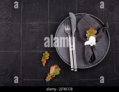 Tavolo autunnale su sfondo mattonella scuro Foto Stock