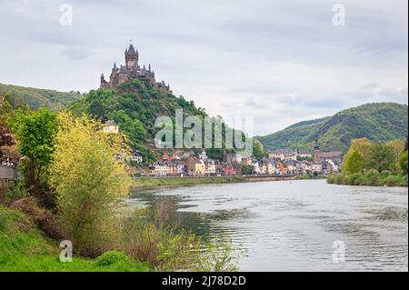 Vista pittoresca di un castello su una collina vicino alla città storica di Cochem lungo il fiume Mosella in Germania Foto Stock