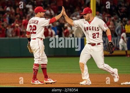 Il centrocampista Mike Trout di Los Angeles Angels (27) e lo shortstop David Fletcher (22) celebrano una vittoria durante una partita della MLB contro il Washington Natio Foto Stock