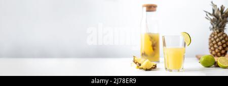 Kombucha di ananas fermentato - Tepache. Spazio di copia Foto Stock