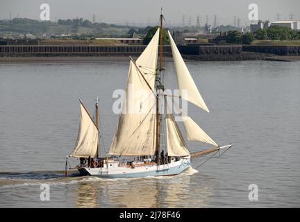 06/05/2022 Gravesend UK storico Irish sailing ketch Ilen l'ultima nave commerciale in legno costruita in Irlanda nel 1926, ritorna in mare aperto dopo sp Foto Stock