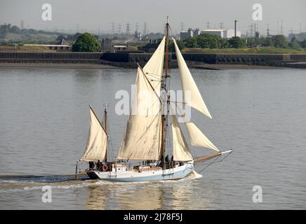 06/05/2022 Gravesend UK storico Irish sailing ketch Ilen l'ultima nave commerciale in legno costruita in Irlanda nel 1926, ritorna in mare aperto dopo sp Foto Stock