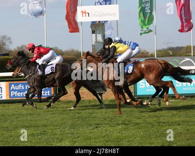 Il pilota Janina Boysen 8 su Shape of You e il pilota Luisa Stephanie Steudle 3 su Laytown il 23 aprile 2022 Race Day a Galopprennbahn Magdeburg-Herrenkrug Foto Stock