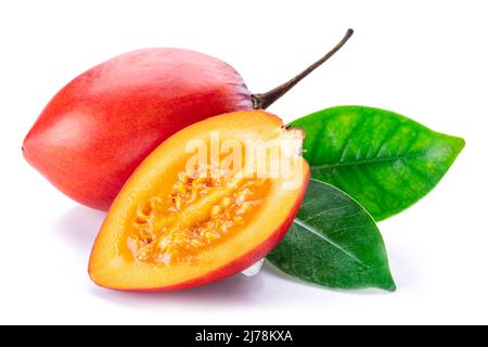 Frutti di tamarillo maturi con fette e foglie di tamarillo isolate su sfondo bianco. Foto Stock