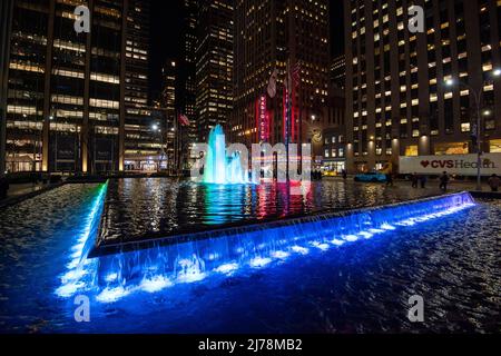Fontana della palla di Natale e radio City Music Hall di notte a Manhattan New York City, USA Foto Stock