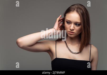 Bisogno di pensare. Giovane donna seria mentre è profonda nei pensieri sui suoi problemi e litigi familiari Foto Stock