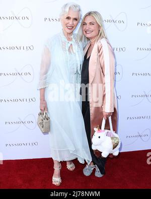 MARINA DEL REY, LOS ANGELES, CALIFORNIA, STATI UNITI D'AMERICA - MAGGIO 06: Il modello canadese-sudafricano Maye Musk e la figlia/regista sudafricano-canadese e CEO di Passionflix Inc. Tosca Musk arriva alla Los Angeles Premiere della stagione 'Diven' 3 di Passionflix durante il primo PassionCon tenuto al Ritz-Carlton il 6 maggio 2022 a Marina del Rey, Los Angeles, California, Stati Uniti. (Foto di Xavier Collin/Image Press Agency) Credit: Image Press Agency/Alamy Live News Foto Stock