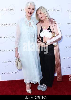 MARINA DEL REY, LOS ANGELES, CALIFORNIA, STATI UNITI D'AMERICA - MAGGIO 06: Il modello canadese-sudafricano Maye Musk e la figlia/regista sudafricano-canadese e CEO di Passionflix Inc. Tosca Musk arriva alla Los Angeles Premiere della stagione 'Diven' 3 di Passionflix durante il primo PassionCon tenuto al Ritz-Carlton il 6 maggio 2022 a Marina del Rey, Los Angeles, California, Stati Uniti. (Foto di Xavier Collin/Image Press Agency) Credit: Image Press Agency/Alamy Live News Foto Stock