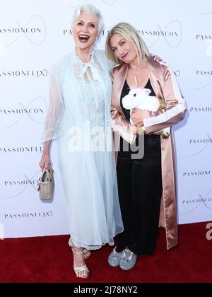 MARINA DEL REY, LOS ANGELES, CALIFORNIA, STATI UNITI D'AMERICA - MAGGIO 06: Il modello canadese-sudafricano Maye Musk e la figlia/regista sudafricano-canadese e CEO di Passionflix Inc. Tosca Musk arriva alla Los Angeles Premiere della stagione 'Diven' 3 di Passionflix durante il primo PassionCon tenuto al Ritz-Carlton il 6 maggio 2022 a Marina del Rey, Los Angeles, California, Stati Uniti. (Foto di Xavier Collin/Image Press Agency) Credit: Image Press Agency/Alamy Live News Foto Stock