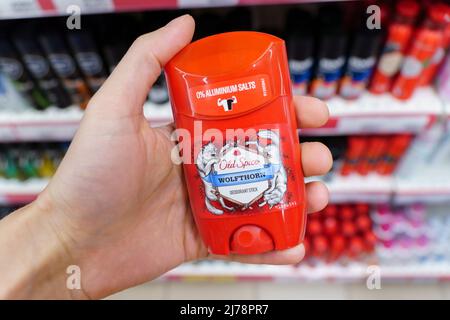 Tyumen, Russia-03 maggio 2022: Vecchio deodorante delle spezie. Old Spice è distribuito da Procter e Gamble. Messa a fuoco selettiva Foto Stock