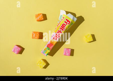 Tyumen, Russia-03 aprile 2022: Frutta Tella segno sulla frutta dolce caramello caramello caramella prodotto marca Foto Stock