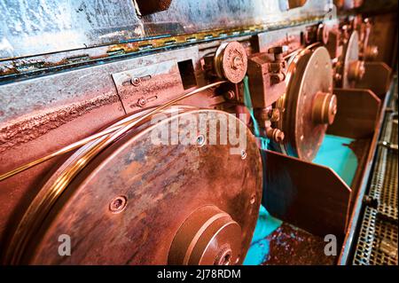 Utensile per raddrizzatura cavi in rame con bobine metalliche Foto Stock