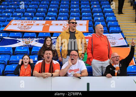 I fan di Blackpool arrivano al Weston Homes Stadium Foto Stock