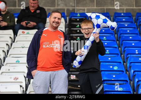 I fan di Blackpool arrivano al Weston Homes Stadium Foto Stock