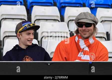 I fan di Blackpool arrivano al Weston Homes Stadium Foto Stock