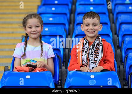 I fan di Blackpool arrivano al Weston Homes Stadium Foto Stock