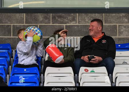 I fan di Blackpool arrivano al Weston Homes Stadium Foto Stock