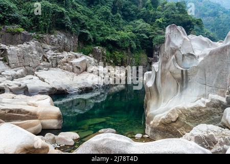 Pietra bianca lucida naturalmente formata in forma unica al letto secco del fiume al mattino da un angolo piatto immagine è preso a Sliang wah Umngot Amkoi jaintia collina Foto Stock