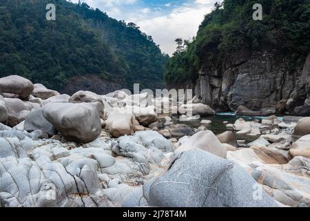 Pietra bianca lucida naturalmente formata in forma unica al letto secco del fiume al mattino da un angolo piatto immagine è preso a Sliang wah Umngot Amkoi jaintia collina Foto Stock