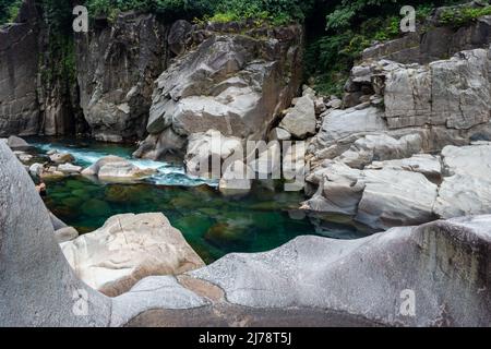 Pietra bianca lucida naturalmente formata in forma unica al letto secco del fiume al mattino da un angolo piatto immagine è preso a Sliang wah Umngot Amkoi jaintia collina Foto Stock