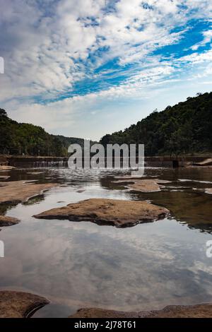 riverbed che conduce alle foreste con luce blu cielo acqua riflessione al mattino Foto Stock