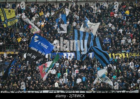 Milano, Italia. 6th maggio 2022. Coreografia inter con bandiere durante il Campionato Italiano Serie A - FC Internazionale vs Empoli - Stadio San Siro - Milano, Italia il 6 maggio 2022 Credit: Piero Crociatti/Alamy Live News Foto Stock