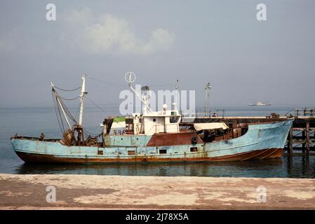 Barca da pesca a Freetown, Sierra Leone, Africa occidentale 1978 Foto Stock
