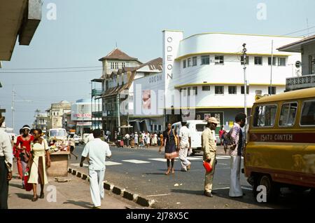 Quartiere centrale degli autobus, negozi e cinema Odeon, Freetown, Sierra Leone, Africa occidentale 1978 Foto Stock