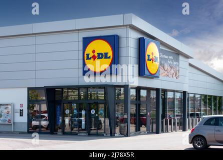 Mondovì, Cuneo, Italia - 29 aprile 2022: Supermercato LIDL, Lidl Stiftung Co. KG è una catena europea di supermercati di origine tedesca del gruppo Schwarz Foto Stock