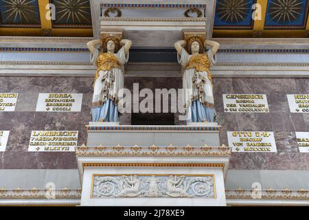 Gedenkstätte Walhalla in Bayern mit Marmorbüsten bdeutender deutscher Persönlichkeiten - Walhalla memoriale in Baviera con busti di marmo di importante Foto Stock