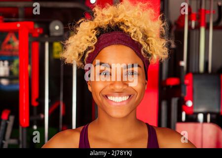 giovane afroamericana attività di allenamento in palestra al coperto Foto Stock