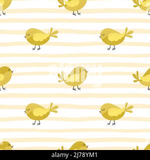 Modello senza cuciture con simpatici uccelli cartoni animati gialli, polli. Piccoli pulcini su uno sfondo a righe giallo testurizzato. Per carta da imballaggio di Pasqua e childr Illustrazione Vettoriale