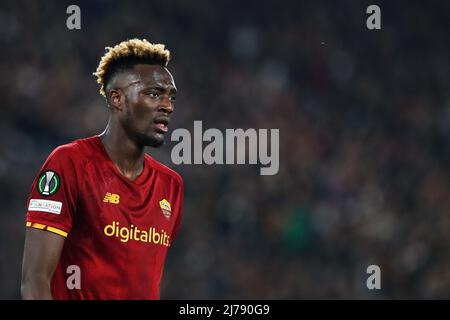 Tammy Abraham of Roma si presenta durante la UEFA Conference League, semifinali, partita di calcio a 2nd gambe tra ROMA E Leicester City il 5 maggio 2022 allo Stadio Olimpico di Roma, Italia - Foto: Federico Proietti/DPPI/LiveMedia Foto Stock